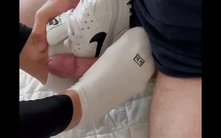 TinyMilf2: A Fan of My Feet Anklesocks Need to Fuck Me...