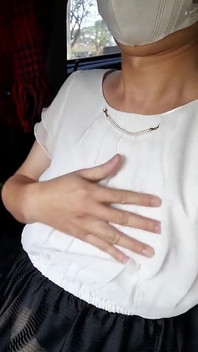 Travestiet komt klaar in satijnen slipje