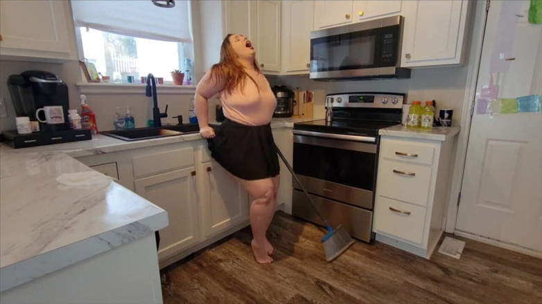 KinkyKatie: Real grandota milf limpia la cocina mientras usa lovense flexer...