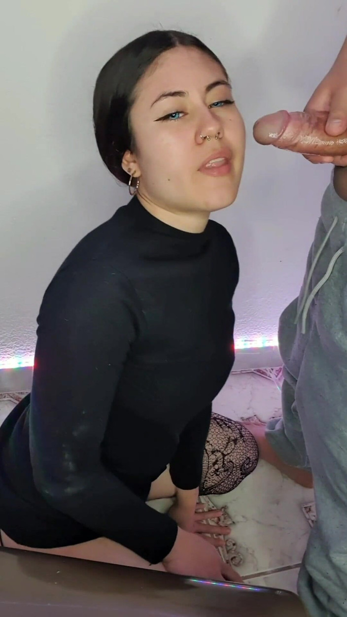 DherlyDoll: मेरे दोस्त की पत्नी स्वादिष्ट लंड चुसाई करती है