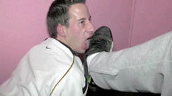 Sneaker gay: Botten twink slav till fötter och fot av dominerande XXL