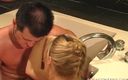 Camel toe girls: Cuplu pasional care se distrează de minune în baie