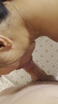 Mamă sexy filipineză cu vedere la persoana 1 tachinând pe la spate un potop cremos - Lexxi Wett