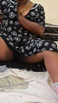Calda sorellastra tamil e fratellastro scopano la figa succosa e ingoiano sulla cima sul letto. Parte 1