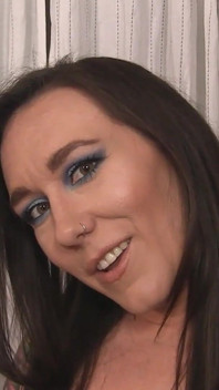 Ela está aqui para servir com Sinn Sage, Riley Daniels
