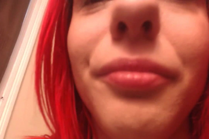 Quinn brooks: Elle tousse la gorge en gros plan (Mkv)
