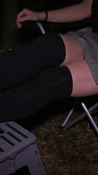 Sperma slampa MILF Angie Hotbox är beroende av dogging och älskar att suga av främlingar