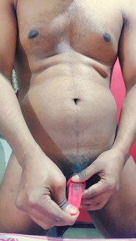 Winzige schlaffe sissy clitty spielt