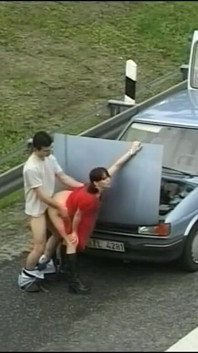 Troia milf succhia un grosso cazzo in macchina poi la scopa in autostrada