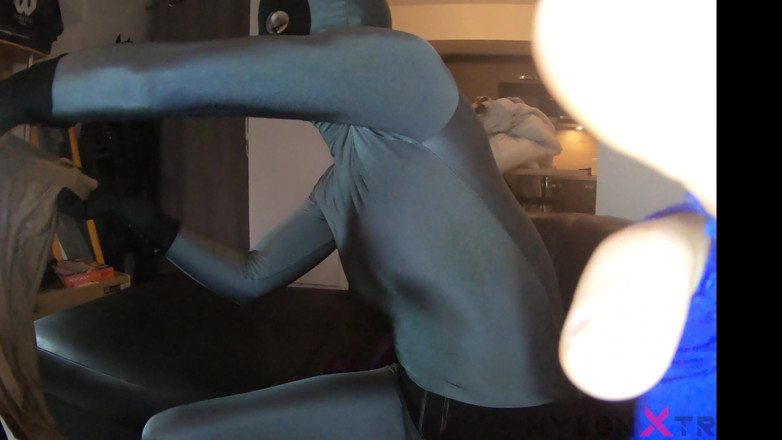 Nylon Xtreme: Katy mit zentai catwoman macht blowjob umhüllung nylon