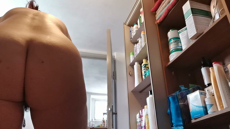 Nicoletta Embassi: Chuveiro ritual de água quente, lather &amp;glistening skin pee e peidos