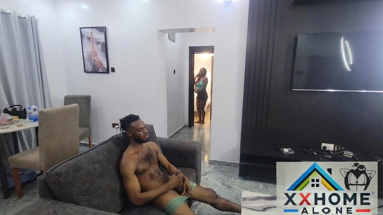 Home Alone: Jasmine đánh cắp người bạn thân nhất của cô ấy vào nửa đêm