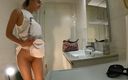 No panties TV: Iubită roșcată sexy cu pizdă strâmtă în baie își expune curul gol și...