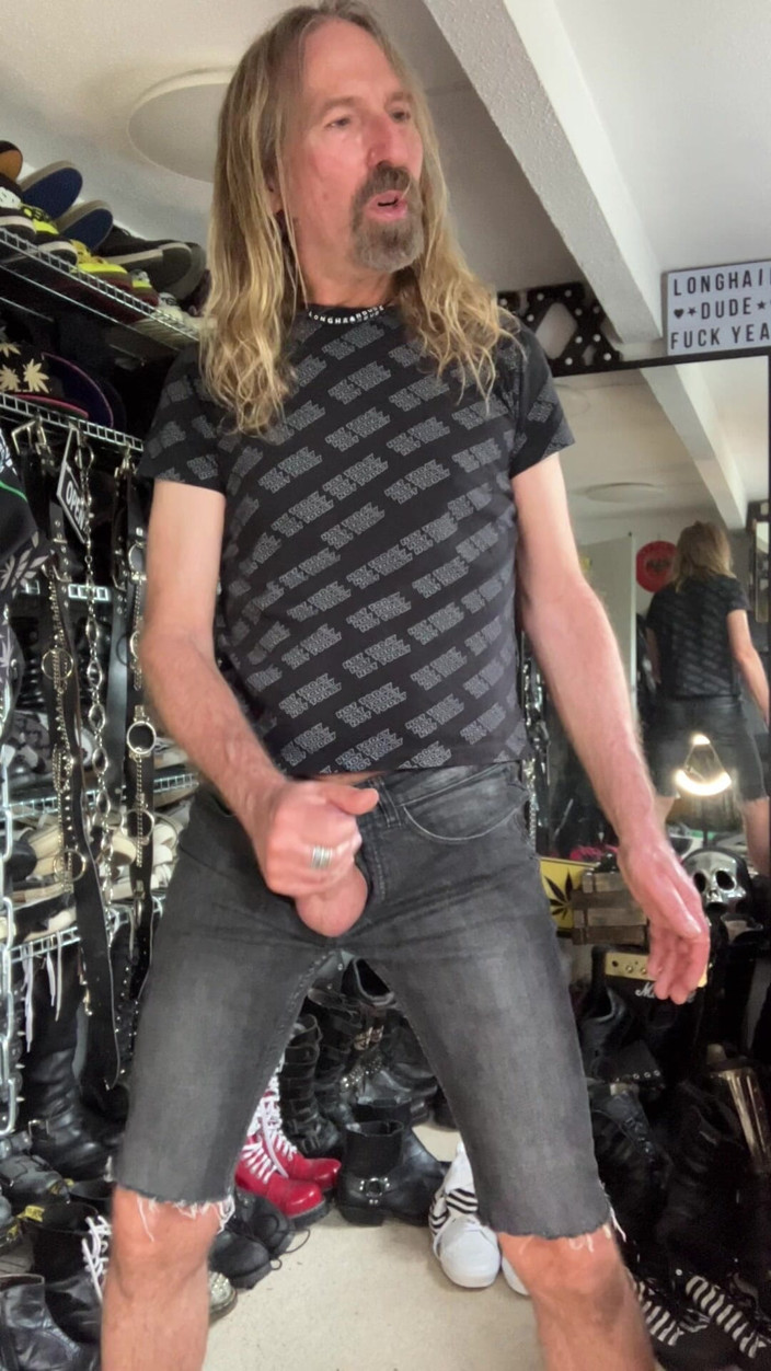 Longhairdude: Длинное стрижка в армейском сапогах, обрезанных джинсах, красной фланелеле дрочит и кончает