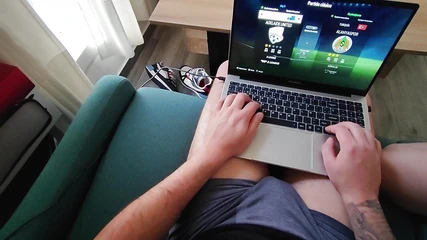 Mein Partner will Fifa spielen, aber ich habe einen anderen Plan! Ich will mit seinem schwanz spielen!