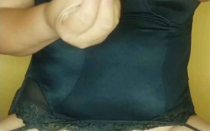 Carla Villalobos: Puszczalska i napalona młoda dziewczyna masturbuje się i sika w...