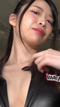 この二人の身長差は驚くべきものだ!背の高い女性と背の低い男 - 3