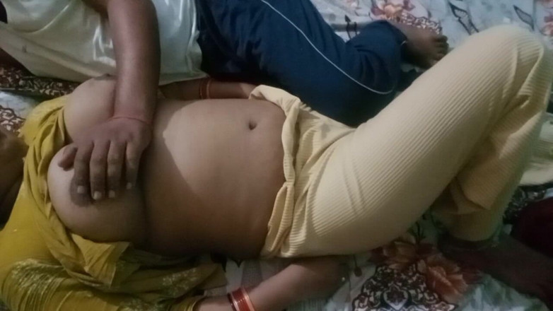 Manjushukla: Linda menina indiana mostrando seus peitos e buceta