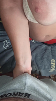 Isteri seksi menurunkan seluar dalamnya dan membiarkan pepeknya dikongkek