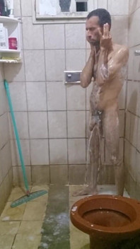Tvrdě se sprchuji a honím si, dokud se neudělám