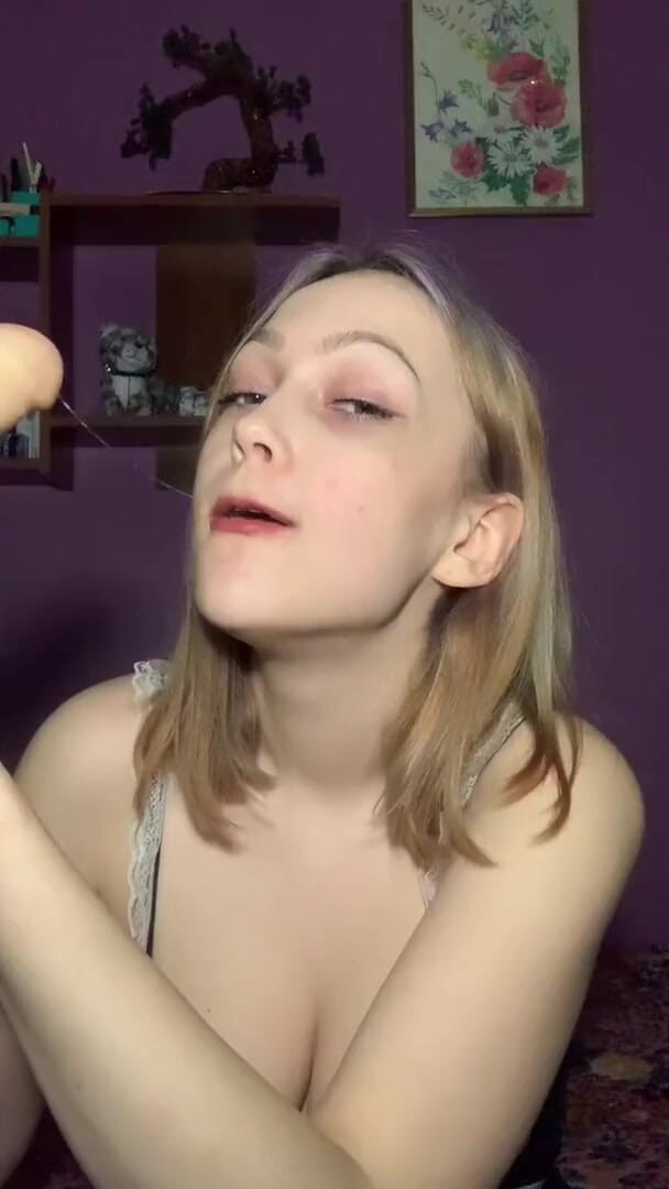 SashaSweet69: Einen großen dildo lutschen
