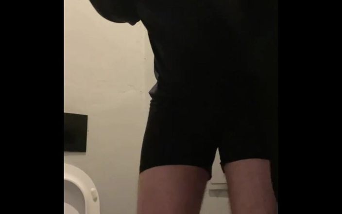 Tomasz j: Masturbandosi in bagno pubblico per te;)