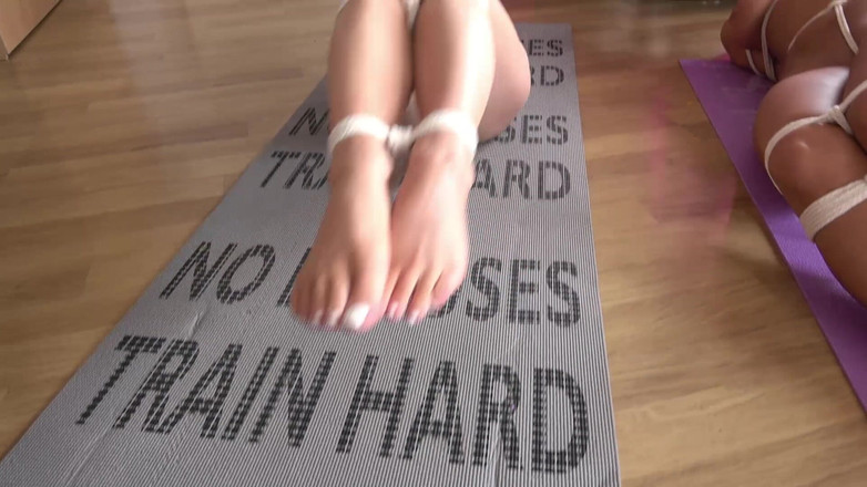 Latina Fetish: Alina dan cewek latina di kelas yoga berubah jadi kesulitan...
