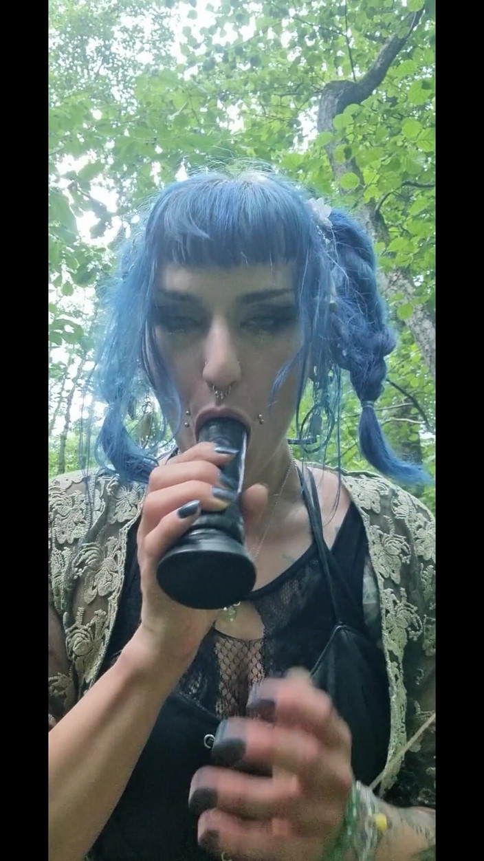 Mania Pigmilk: 숲에서 딜도를 타는 Gobilngirly