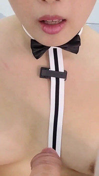 兔子管家reina hanno吮吸两根假阳具
