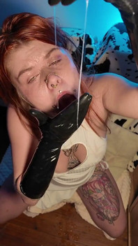Sploshing Day für diese Schlampe, die süchtig nach Latex und Speichel ist