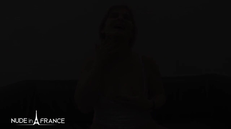Nude in France: Carole, si blonde pemalu 35 tahun dikongkek keras oleh zakar besar!