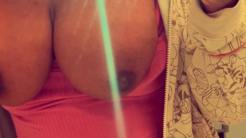 Hershey Kiss: Carmen毛茸茸喜欢通过炫耀她的身体来为你做一个肮脏的小荡妇