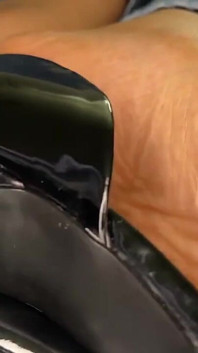 Une black joue avec des chaussures avec ses talons noirs et montre sa nouvelle pédicure sur ses pieds
