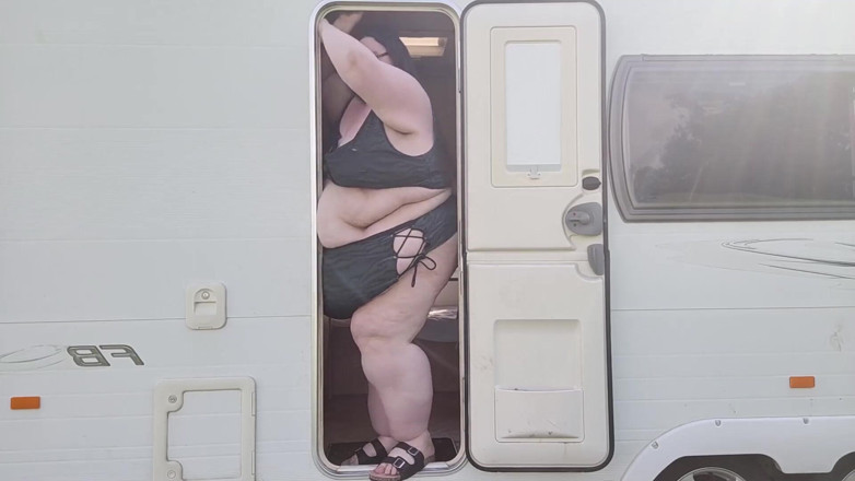 SSBBWLadyBrads: Pintu kecil Karavan bagian 2