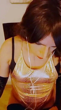Shemale Sissy se toca assistindo pornografia