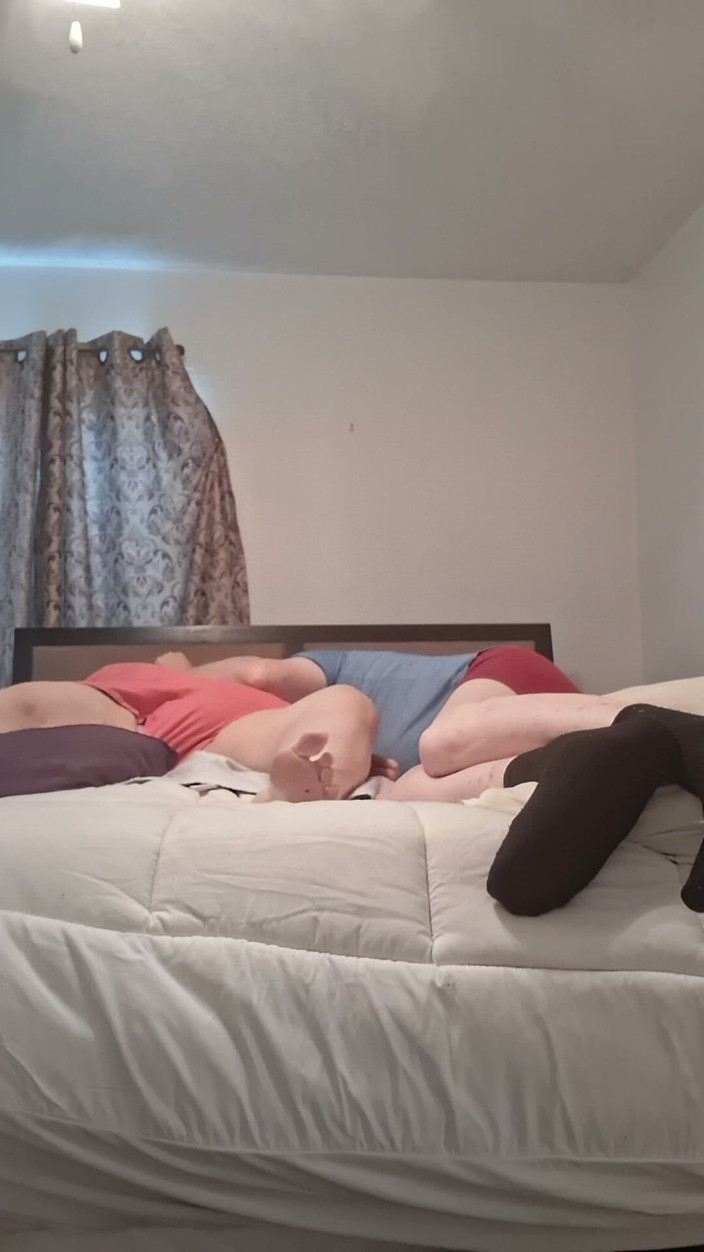 BBW nurse Vicki adventures with friends: बड़ी सुंदर नर्स Vicki और सुंदर बालों वाली/हैरी बिस्तर पर खेलती है