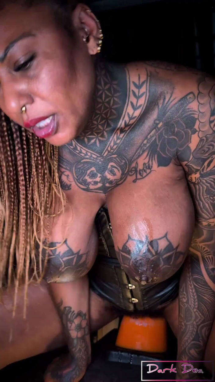 Dark Dea: The Kinky Slut Queen dark Dea Stretching Her Pussy with...