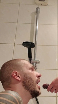 Vzal si loktný strapon do krku