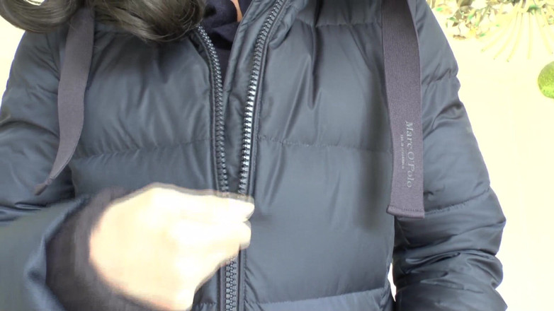 Lady Victoria Valente: Tes zipper dengan baju warna biru tua, lady victoria valente