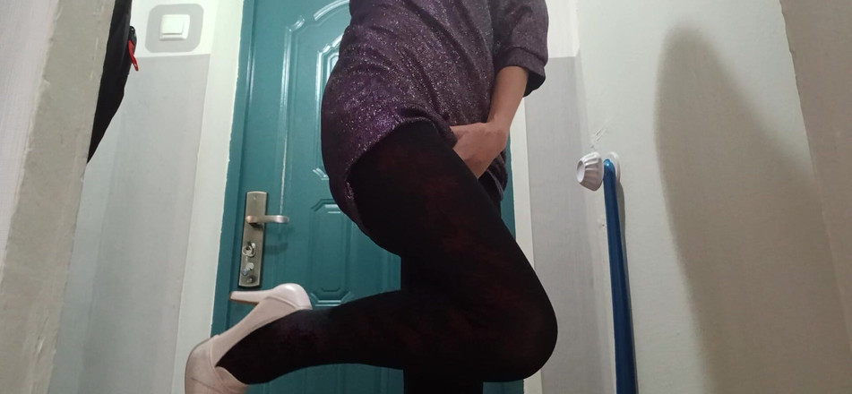 Lesbian-candys: 我发现并惩罚了我的秘书在办公室自慰