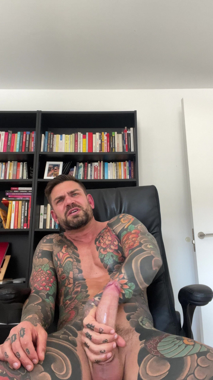 Juan Lucho Gay: Tetovaný Španělský Muž