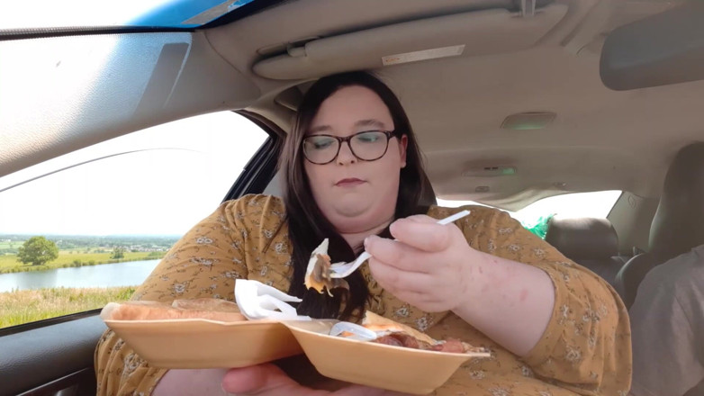 SSBBWLadyBrads: Eating food in car with buddy