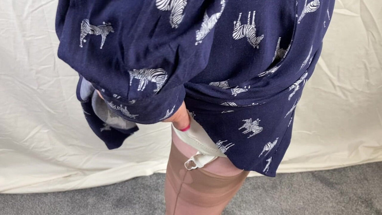 Mr MF: 熟女夫人的脚慢速脱衣到复古内衣 第一部分