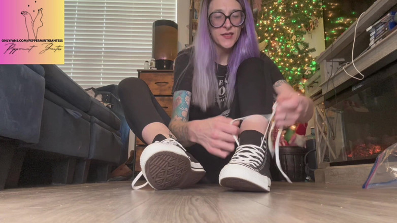 Peppermint Giantess: 67 Obryně Crams velikost 16 stop ve velikosti 14 Nakukovat