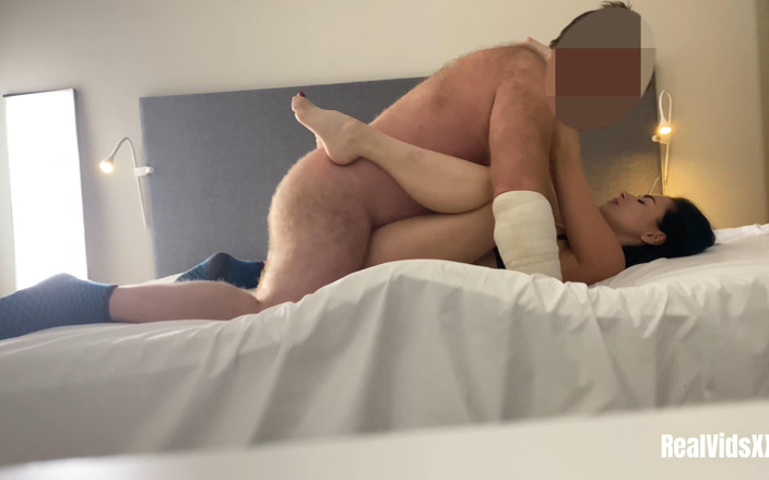 Real Vids XXX: Seorang lelaki yang lebih tua mempunyai petang yang bagus dengan...