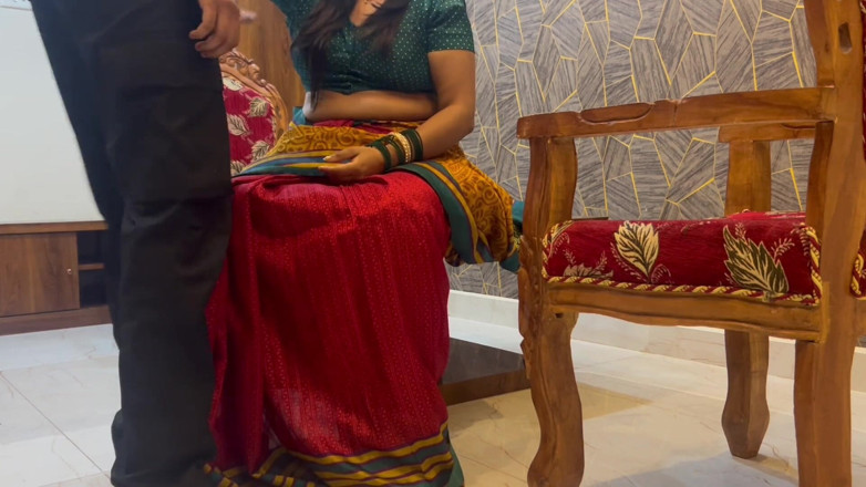 Besharam Jodi: Saree India desi disetubuhi oleh saudara tirinya yang lebih muda...