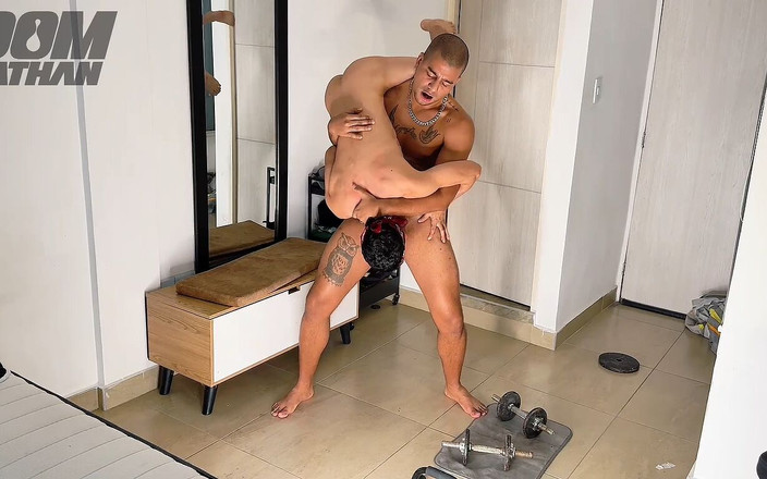 Smoker Master: 짧은 트윈크를 가진 Bareback 홈 운동