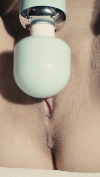 Je me masturbe avec mon nouvel ami Hitachi, ça m’a fait squirter un peu, je ne m’y attendais pas