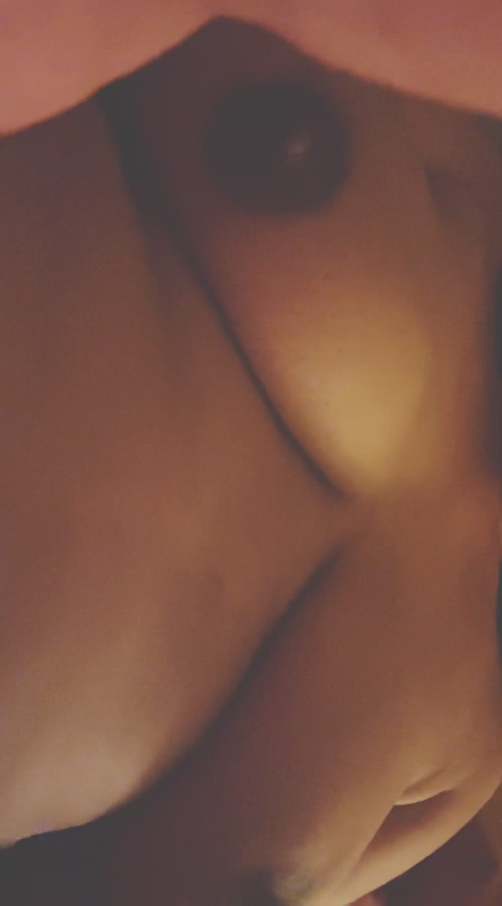 Slider: Desi bhabi mostra il suo corpo gemendo