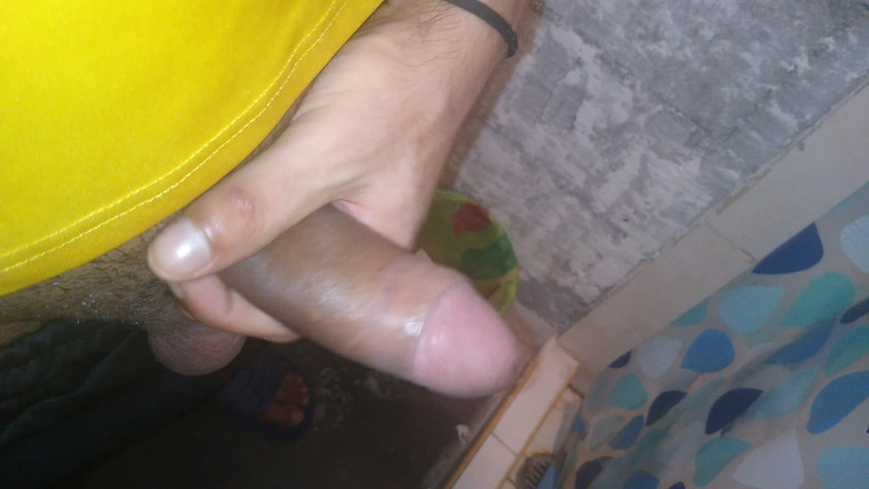 AlexAlejandro13: Uite cum mi-am lăsat pula să stea verticală în baie